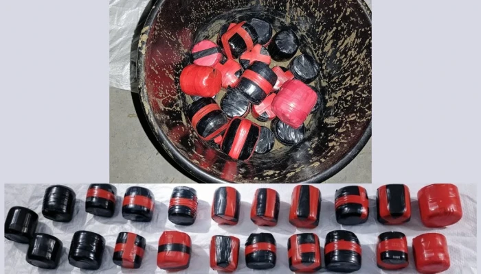 রাজশাহীতে র‍্যাবের অভিযানে ২১টি ককটেল ও দেশীয় অস্ত্র উদ্ধার