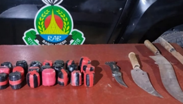 ​রাজশাহী নগরীতে ২১টি ককটেল ও দেশীয় অস্ত্র উদ্ধার
