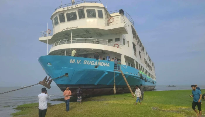 ঝড়ের কবলে সুগন্ধা লঞ্চ, যাত্রী নিয়ে ১৫ ঘণ্টা চরে আটকা