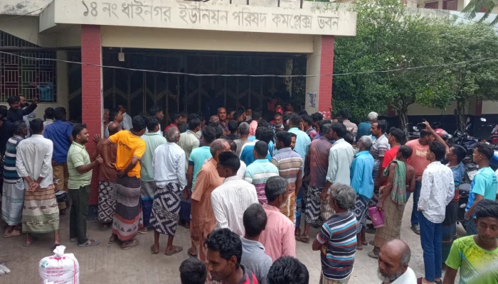 শিবগঞ্জে ভিজিএফ কার্ডের চাল না পেয়ে চেয়ারম্যানকে অবরুদ্ধ