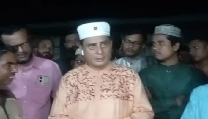 ​ঈদযাত্রায় অতিরিক্ত ভাড়া রোধে বাসস্ট্যান্ডে এমপি হিলালীর নজরদারি