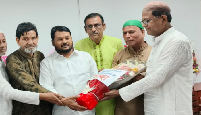 ​রাসিকের নতুন প্রশাসক মাহফুজুর রহমান রিটনকে সাবেক কাউন্সিলরদের ফুলেল শুভেচ্ছা