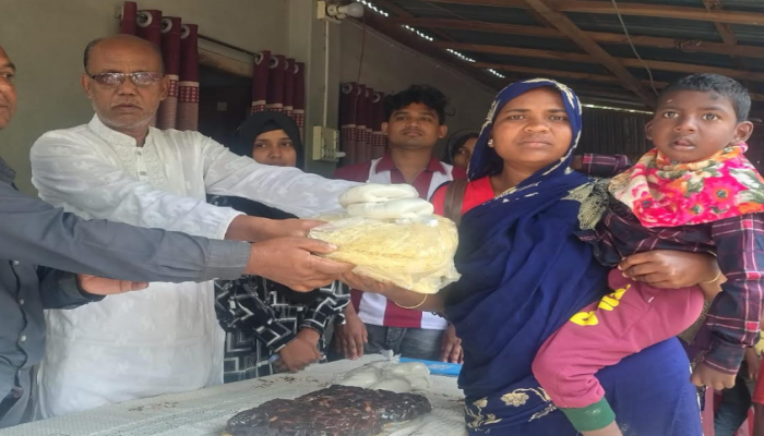 ফুলবাড়ীতে প্রতিবন্ধী শিক্ষার্থীদের মাঝে  ঈদের উপহার সমগ্রী বিতরণ।