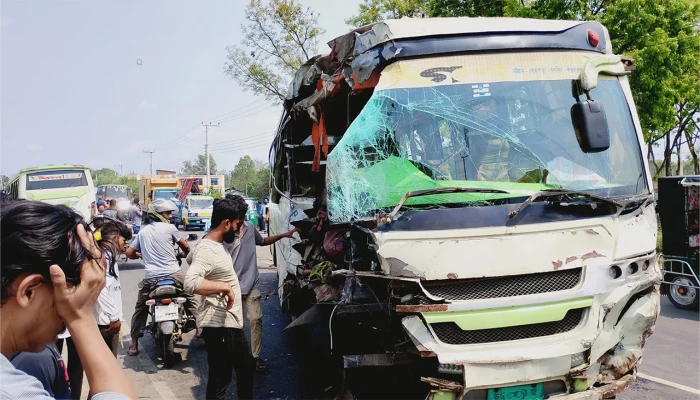 পটিয়ায় বাসের ত্রিমুখী সংঘর্ষে নিহত ১, আহত ১৫