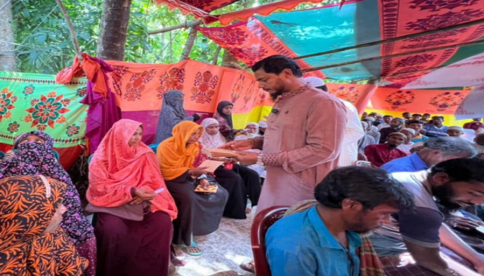​বাউফলে ১ হাজার অসহায় পরিবারকে ঈদ উপলক্ষে অর্থ সহায়তা দিলেন ড. মাসুদ এমপি