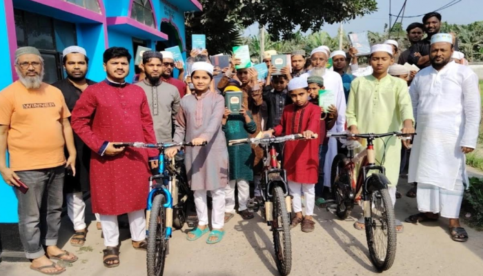 স্ক্রিন থেকে সেজদায়: নৈতিকতা ও ধর্মীয় শিক্ষায় শিশুদের ব্যতিক্রমী লড়াই, লক্ষ্য মাদকমুক্ত আগামী