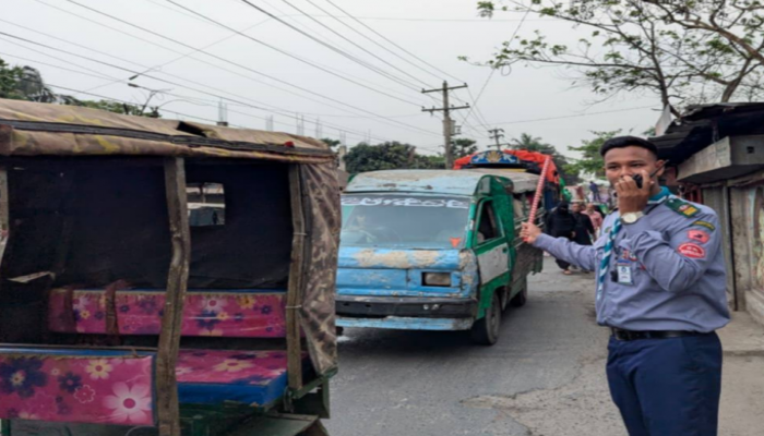 ​ঈদযাত্রা নির্বিঘ্নে মানবিক উদ্যোগ কালীগঞ্জে ট্রাফিক নিয়ন্ত্রণে পুলিশের পাশে রোভার স্কাউট