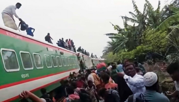 নীলসাগর ট্রেন লাইনচ্যুত, উত্তরবঙ্গের সঙ্গে রেল যোগাযোগ বন্ধ