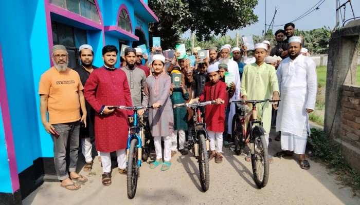 স্ক্রিন থেকে সেজদায়: নৈতিকতা ও ধর্মীয় শিক্ষায় শিশুদের ব্যতিক্রমী লড়াই, লক্ষ্য মাদকমুক্ত আগামী