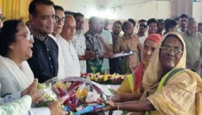 প্রধানমন্ত্রীর ঈদ উপহার পেয়ে দারুন খুশি বরিশাল সিটি কর্পোরেশনের ১৩৭৮ পরিচ্ছন্নতাকর্মী