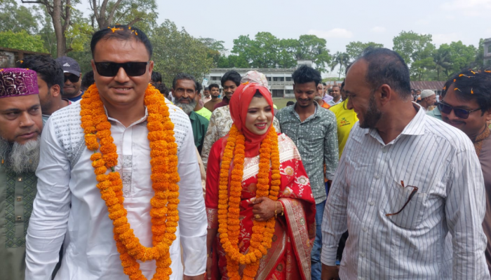 ​ঝালকাঠিতে নববধূকে নিয়ে হেলিকপ্টারে গ্রামে আগমন, নজর কাড়লেন সুমন