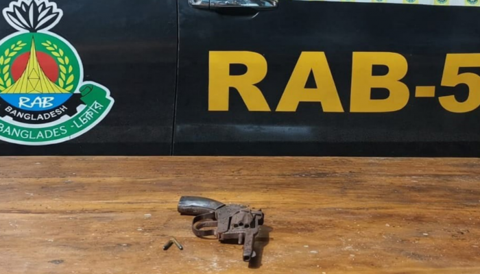 ​রাজশাহীতে পরিত্যক্ত বিদেশি রিভলবার ও কার্তুজ উদ্ধার