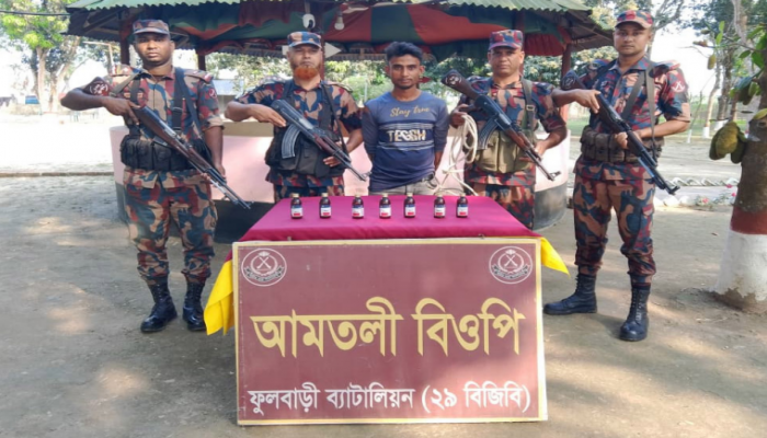 ​আমতলী বিওপিতে বিজিবি অভিযান চালিয়ে মাদকসহ আটক-১\