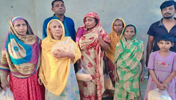 ​বিশিষ্ট বেতার শ্রোতা ও সাংবাদিক এম আব্দুর রাজ্জাকের ঈদ সামগ্রী বিতরণ