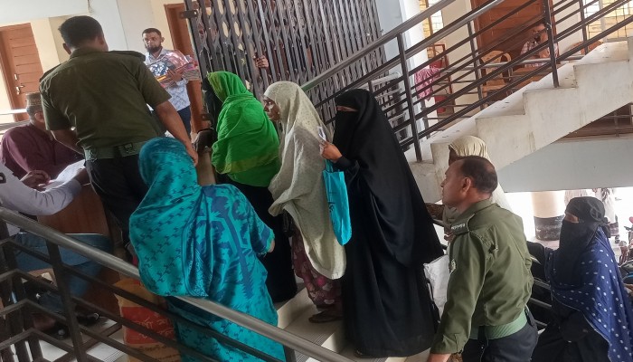 কাউখালীতে প্রধানমন্ত্রীর ত্রাণ তহবিলের অর্থ ও শাড়ি বিতরণ