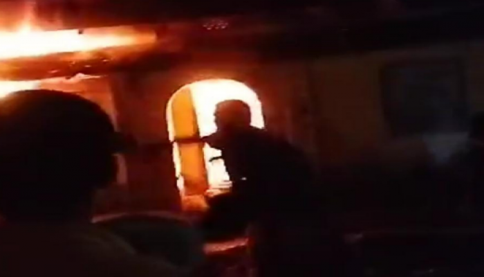 ​বাহুবলে ভয়াবহ অগ্নিকাণ্ড: মুহূর্তে পুড়ল একাধিক ঘর,আগুনে পুড়ে মারা গেছে ২টি গরু নিঃস্ব কয়েক পরিবার