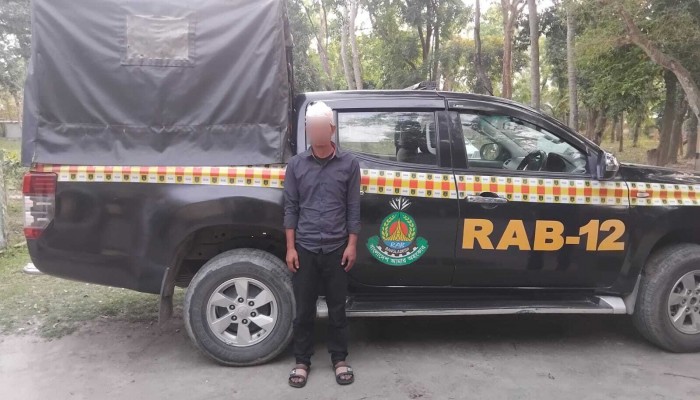 ঢাকা জেলার সাভার থানাধীন তেতুলঝোড়া এলাকার চাঞ্চল্যকর স্বামী কর্তৃক স্ত্রী হত্যামামলার প্রধান আসামি মো: মাজাহারুল হক বিপ্লব কে গ্রেফতার করেছে র‌্যাব