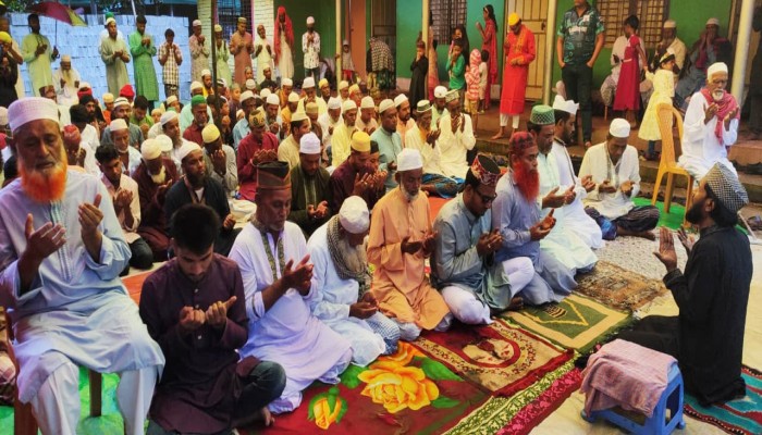 বৃষ্টি উপেক্ষা করে গৌরীপুরে ঈদুল ফিতর উদযাপন
