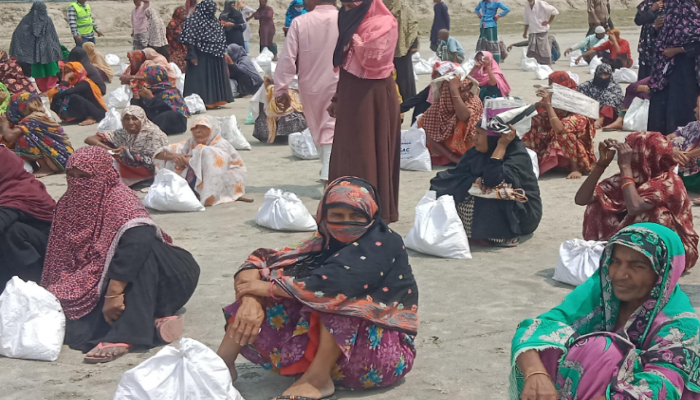 কয়রায় বাঘ বিধবাদের ও অসহায়দের  মাঝে ঈদ সামগ্রী বিতরণ