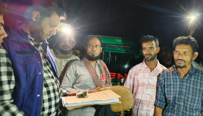 ​বুড়িচংয়ে এমপির মাদকবিরোধী অভিযানেও থামেনি বেচাকেনা, ঈদে গাঁজাসহ আটক ৩