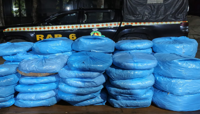 ​বাগেরহাট জেলার কচুয়া থানাধীন সাইনবোর্ড এলাকা হতে ৬৫ কেজি গাঁজাসহ একজন মাদক ব্যবসায়ীকে গ্রেফতার করেছে র‍্যাব-৬