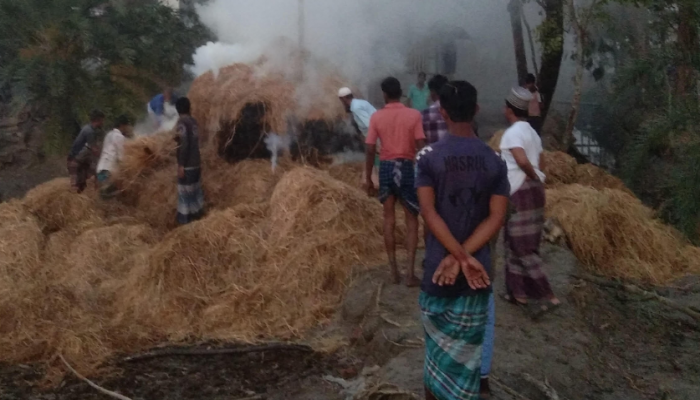 কুটার কূটে অগ্নিকান্ডে এলাকাবাসি খোপ