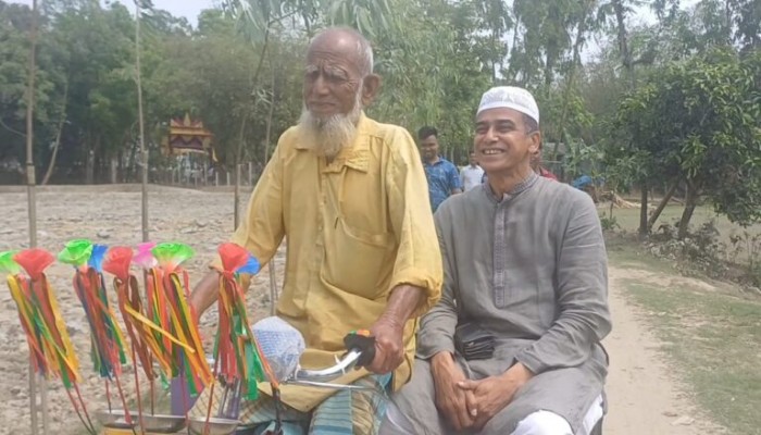 পানিসম্পদ প্রতিমন্ত্রীর সহায়তায় চুরি যাওয়া ভ্যানের বদলে নতুন ভ্যান পেলেন বৃদ্ধ