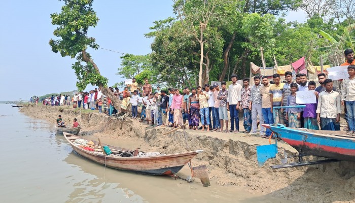 ভোলায় নদীর তীব্র ভাঙ্গনে ভিটেমাটি হারানোর হাহাকারে হারিয়ে গেছে ঈদের আনন্দ