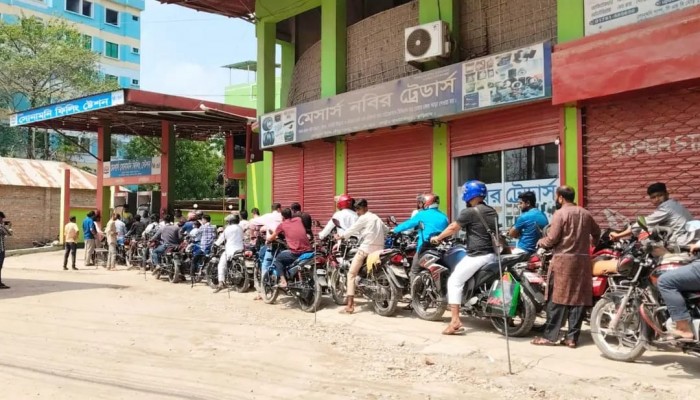 আজও চালকদের দীর্ঘ লাইন, তেল শুন্য কুড়িগ্রাম