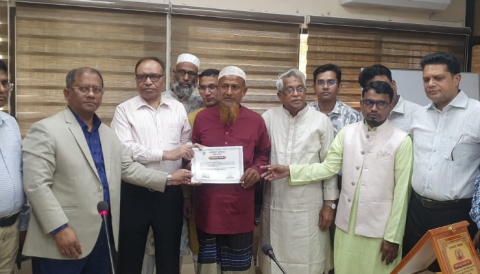 ​ভাঙা রেললাইন দেখে ট্রেন থামালেন এনামুল, পেলেন পুরস্কার