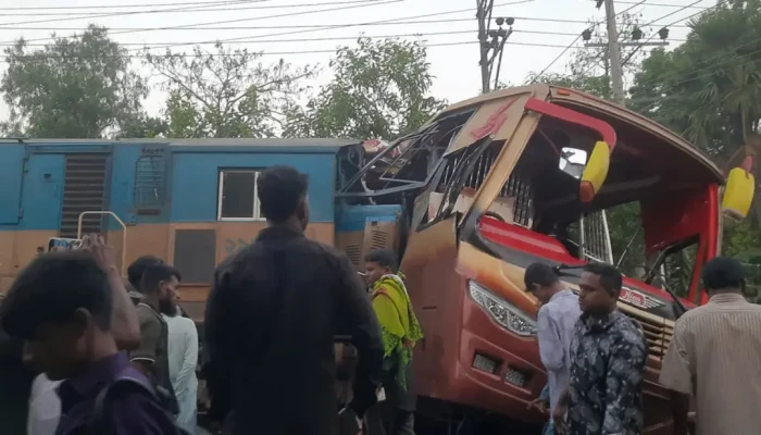 দায়িত্বে অবহেলায় ট্রেন দুর্ঘটনা, গেটম্যান অনুপস্থিত