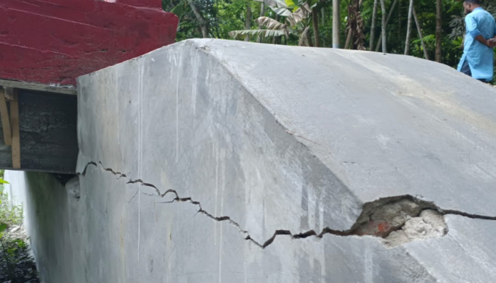 নিম্নমানের নির্মাণসামগ্রী ও তদারকির ঘাটতির অভিযোগ  ৪২ লাখ টাকার ব্রিজ হস্তান্তরের আগেই ধসে হেলে পড়েছে, চরম ঝুঁকিতে জনসাধারণ
