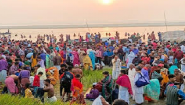 কুড়িগ্রামের ব্রহ্মপুত্রের তীরে ‘অষ্টমী স্নানে’ ভক্তদের ঢল