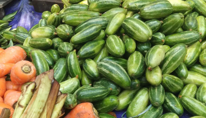 সবজির বিক্রি কম, দামও বেশি