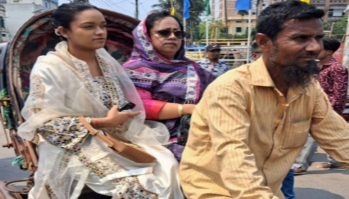 ​রিক্সায় চড়ে নগর ভবনে বিসিসির প্রশাসক, নিজ হাতে ছিড়লেন স্বাগত ব্যানার