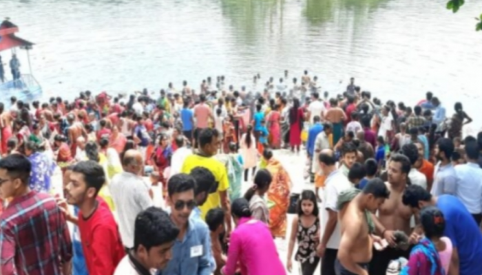 ​বরিশালে ঐতিহাসিক দুর্গাসাগর দিঘীতে সনাতন ধর্মাবলম্বীদের সাড়ে ৩০০ বছরের ঐতিহ্যবাহী পুণ্যস্নান উৎসব