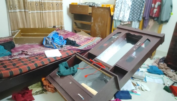 তারাকান্দায় পাওনা টাকা চাওয়ায় ব্যবসায়ীর বাড়িতে সশস্ত্র হামলা ও লুটপাট