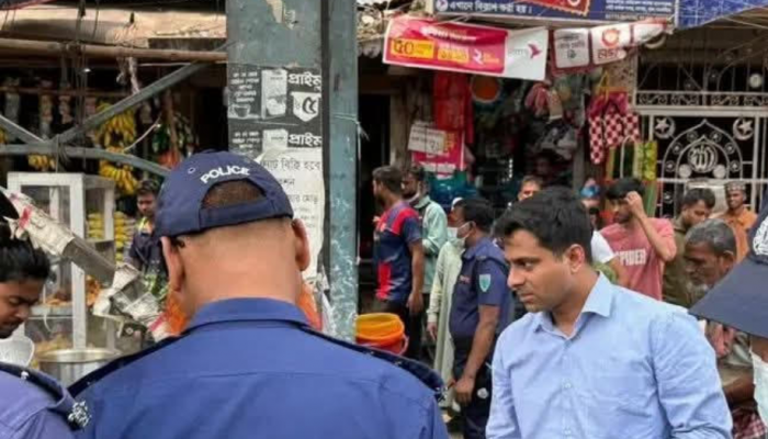 ময়মনসিংহ নগরীতে অবৈধ পার্কিং ও সিএনজির বিরুদ্ধে মোবাইল কোর্ট,১৬ জানবাহন আটক