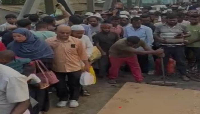 ​‎হবিগঞ্জে বালিখাল ব্রিজে ধস, নৌকাই ভরসা হয়ে উঠল যাত্রীদের