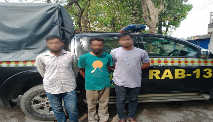 দিনাজপুরে র‍্যাব-১৩ এর অভিযানে  ৫৩ বোতল ফেয়ারডিল জব্দসহ ০৩ জন মাদক কারবারি গ্রেফতার।