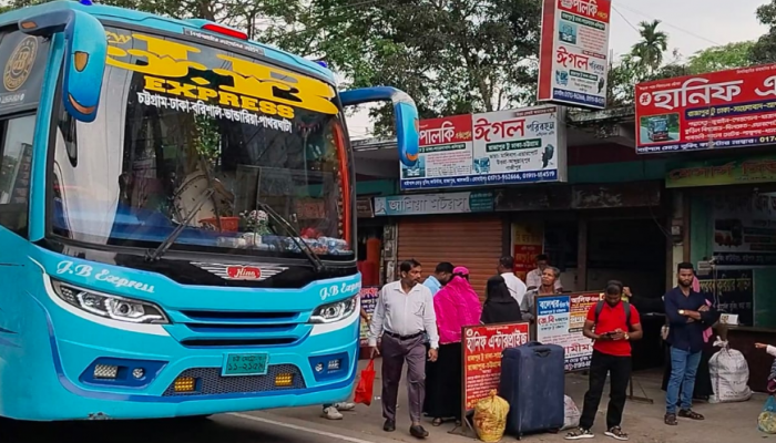 ​রাজাপুরে ঢাকা-চট্টগ্রামগামী বাসে বাড়তি ভাড়া, ভোগান্তিতে যাত্রীরা