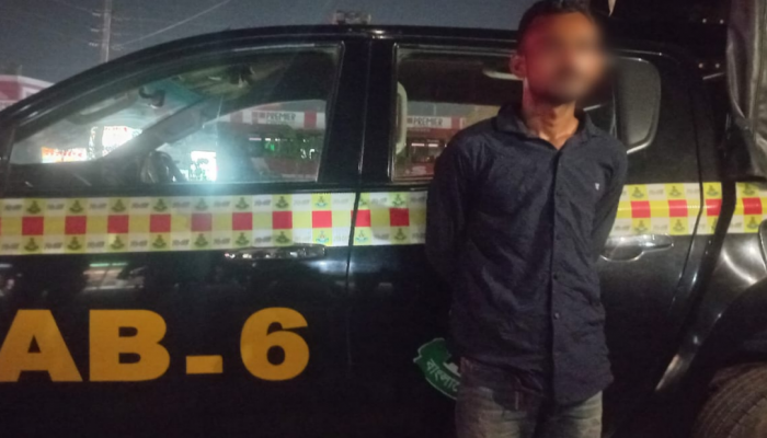 খুলনা জেলার হরিণটানা থানাধীন জিরো পয়েন্ট সংলগ্ন এলাকা হতে খুলনা মহানগরীর সদর থানার দস্যুতা মামলার এজাহার নামীয় ২নং পলাতক আসামি শাওনকে (২৫) গ্রেফতার করেছে র‍্যাব-৬।