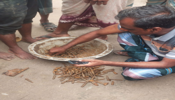 ​নওগাঁর বদলগাছী উপজেলাধীন দেউলিয়া গ্রামে মাটির নিচে মিলল ৩২৫ রাউন্ড রাইফেলের গুলি