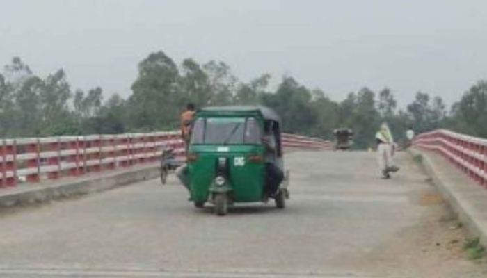 রায়গঞ্জের হাটপাঙ্গাসীতে বিকল্প সড়ক চান এলাকাবাসী