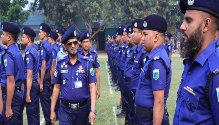 ​সিরাজগঞ্জ জেলা পুলিশের সাপ্তাহিক মাস্টার প্যারেড অনুষ্ঠিত