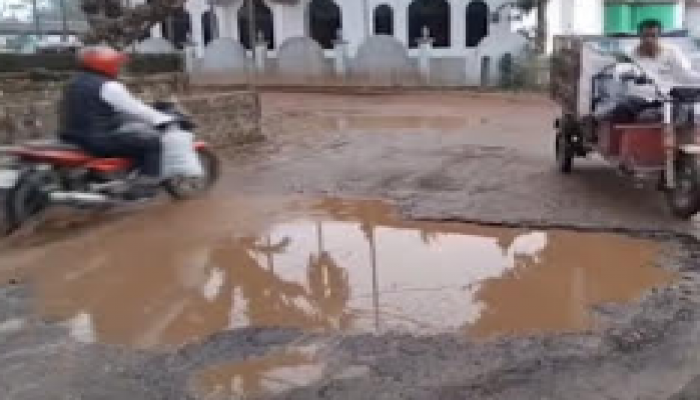 বৃষ্টি হলেই যোগাযোগ বিচ্ছিন্ন, দুর্ভোগ দয়ামীর-দেওয়ানবাজার সড়ক,