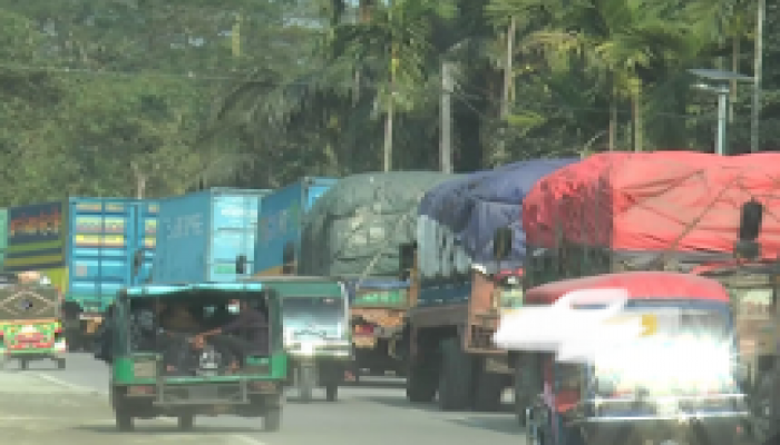 বাতাসে পচা তরমুজের গন্ধ, ফেরি সংকটে ভোলার ইলিশা ঘাটে তরমুজবাহী ট্রাকের দীর্ঘ সারি