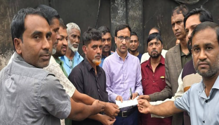 ​নবীগঞ্জে উপজেলা প্রশাসনের পক্ষ থেকে অগ্নিকাণ্ডে ক্ষতিগ্রস্ত বেকারি মালিককে ৩২ হাজার টাকার সহায়তা