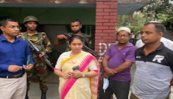 মঠবাড়ীয়ায় বাসভবনে তেলের মজুদ: ব‍্যবসায়ীকে ১৪ দিনের কারাদণ্ড, জব্দ ২০৭৬ লিটার জ্বালানি