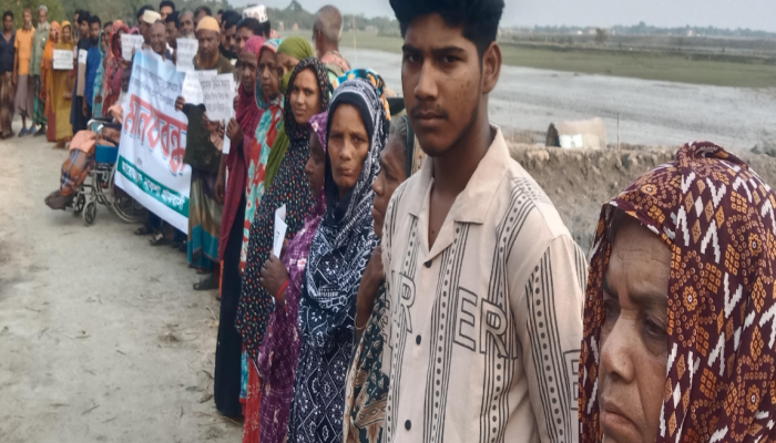 কয়রায় পৈত্রিক সম্পত্তি দখল নিতে হয়রানির প্রতিবাদে মানববন্ধন